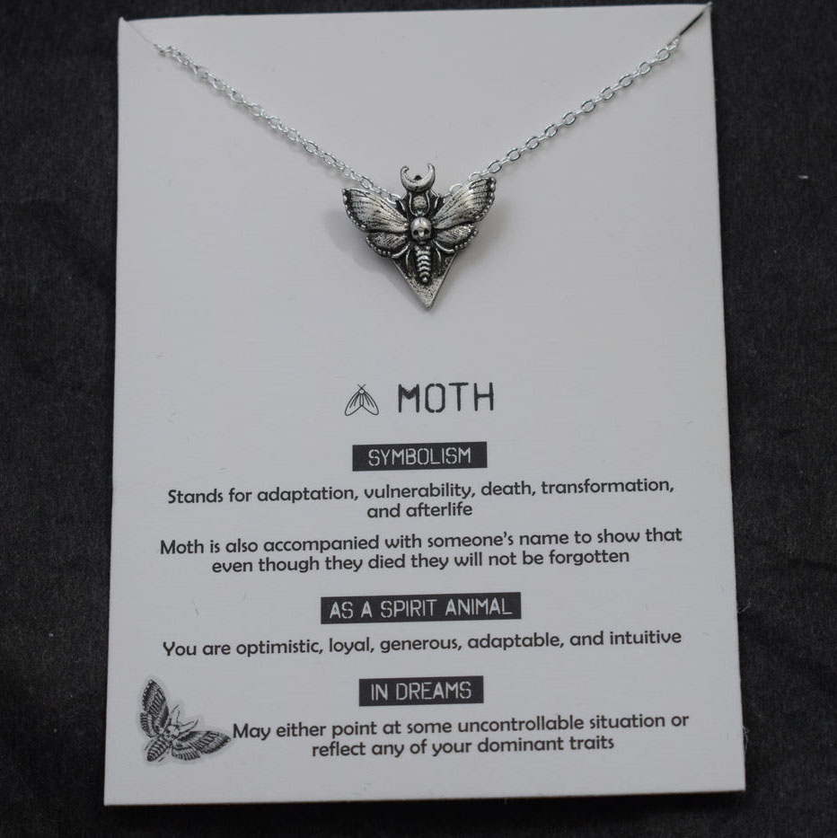 Sterfgevallen hoofd schedel Moth ketting met kaart wedergeboorte betekenis cadeau voor haar