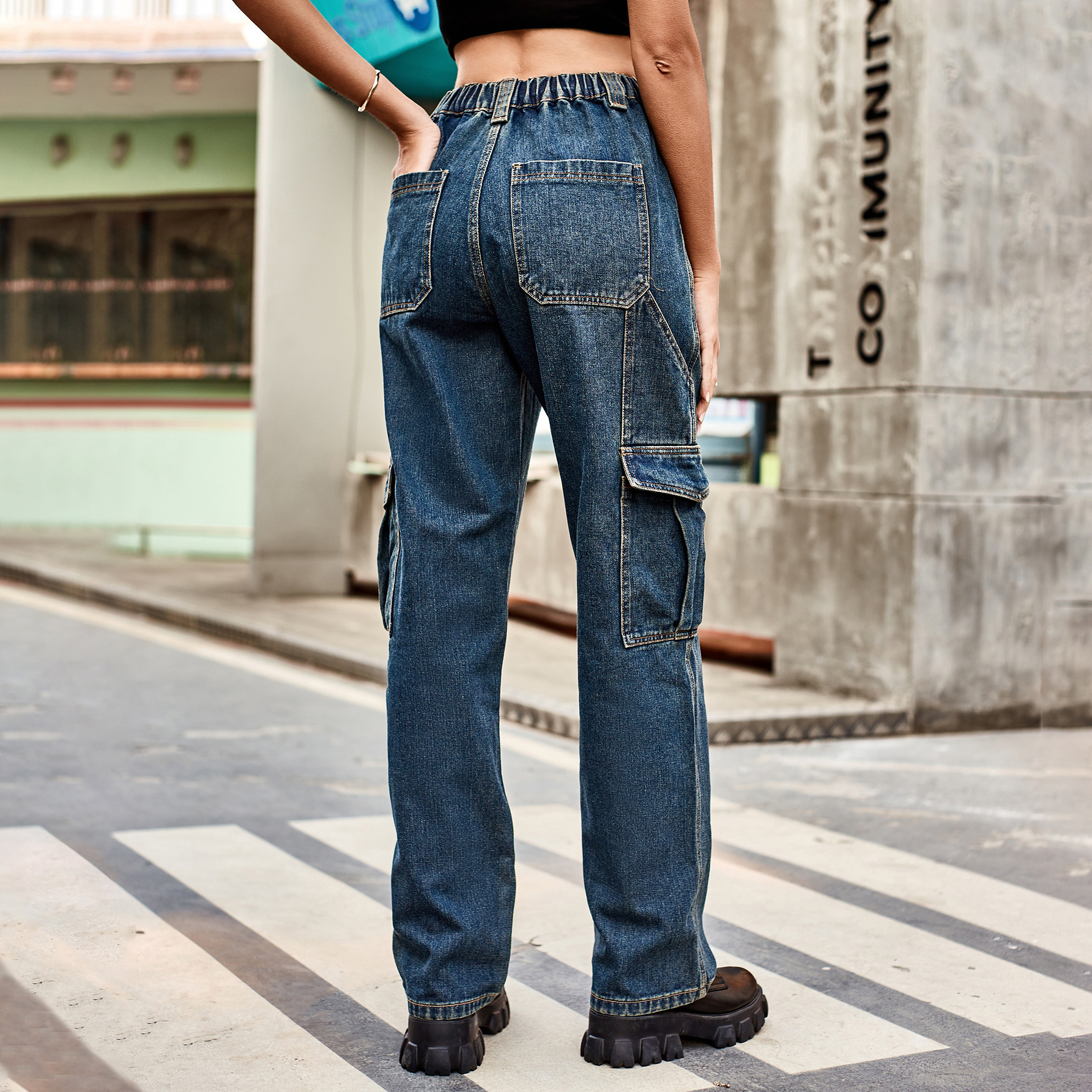 Jeans utilitaires pour femmes à taille élastique multi-poches de couleur unie