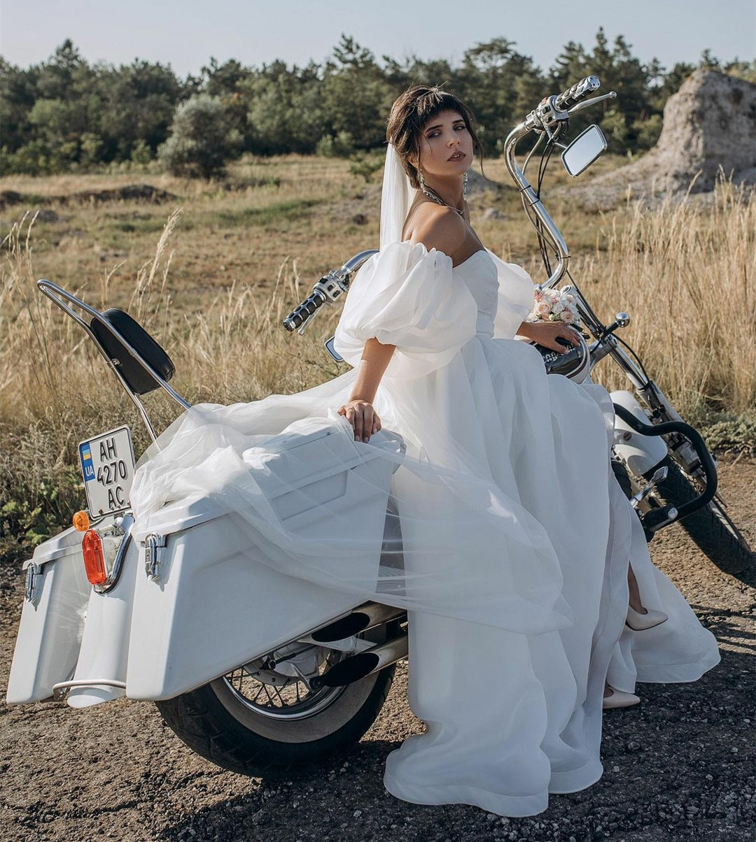 Vintage Long Sweetheart Organza Bröllopsklänningar med puffhylsor a-line elfenben veck svep tåg brudklänning med slits vestido de novia kvinnor klänningar