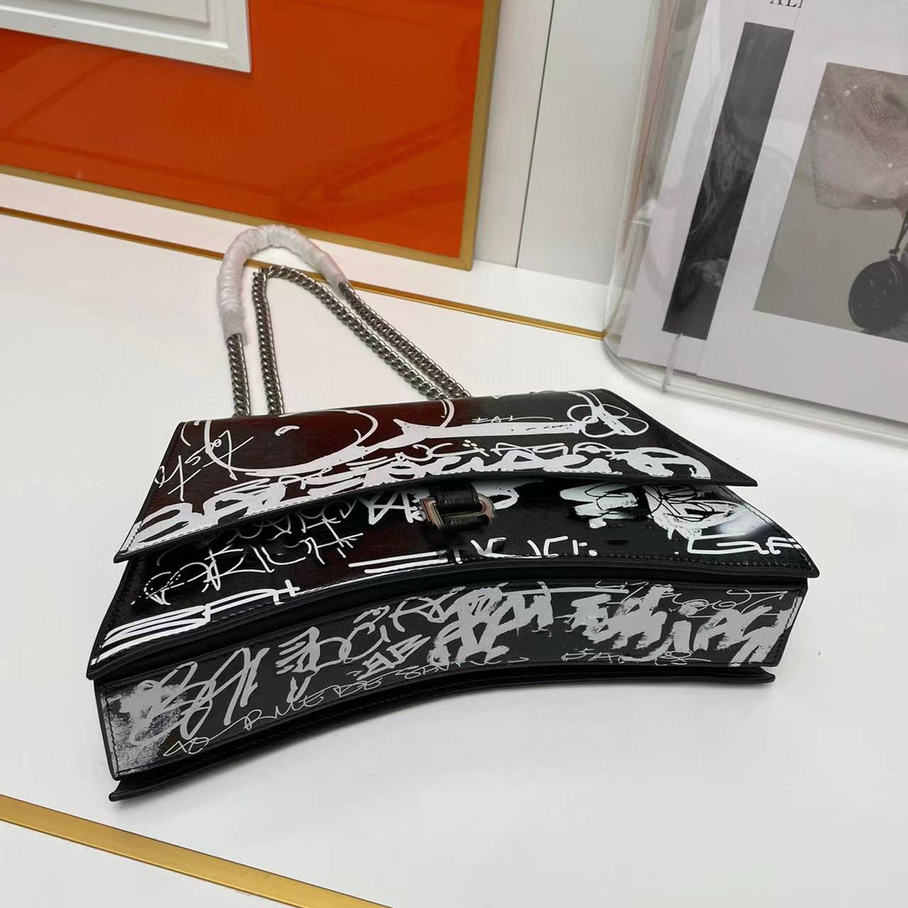 Graffiti-Crash-Taschen, Unterarm-Luxus-Designer-Umhängetasche, Leder, Cross-Bady-Taschen, Lindsay Damen-Bogenbrücke-Handtasche, Umhängetasche, Handtaschen mit Flap-Kette, Halbmond, BAL 31 cm