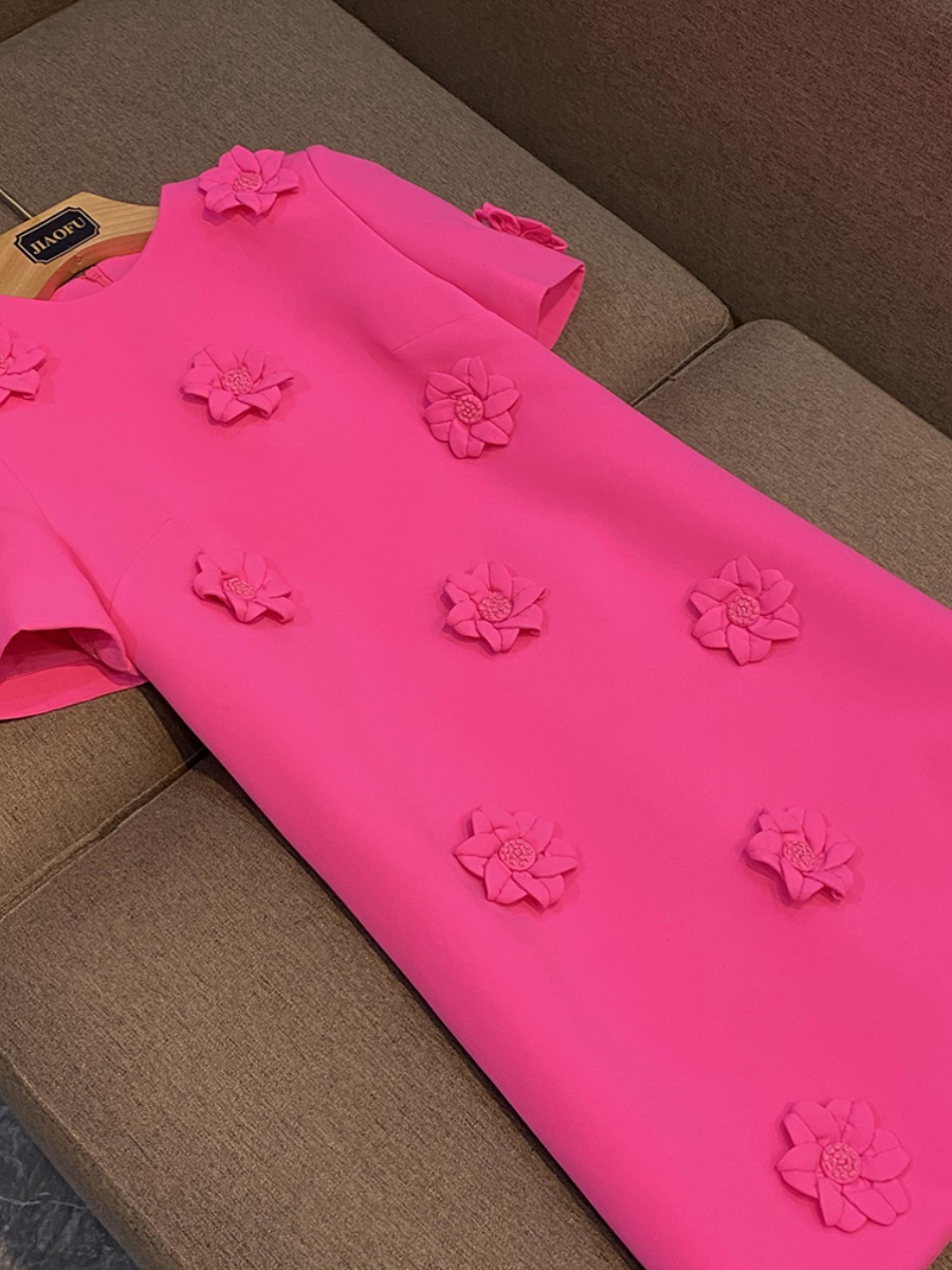 2023 Sonbahar Sıcak Pembe Düz Renk 3D Çiçekler Panelli Elbise Kısa Kol Yuvarlak Boyun Kısa Günlük Elbiseler O3G292658
