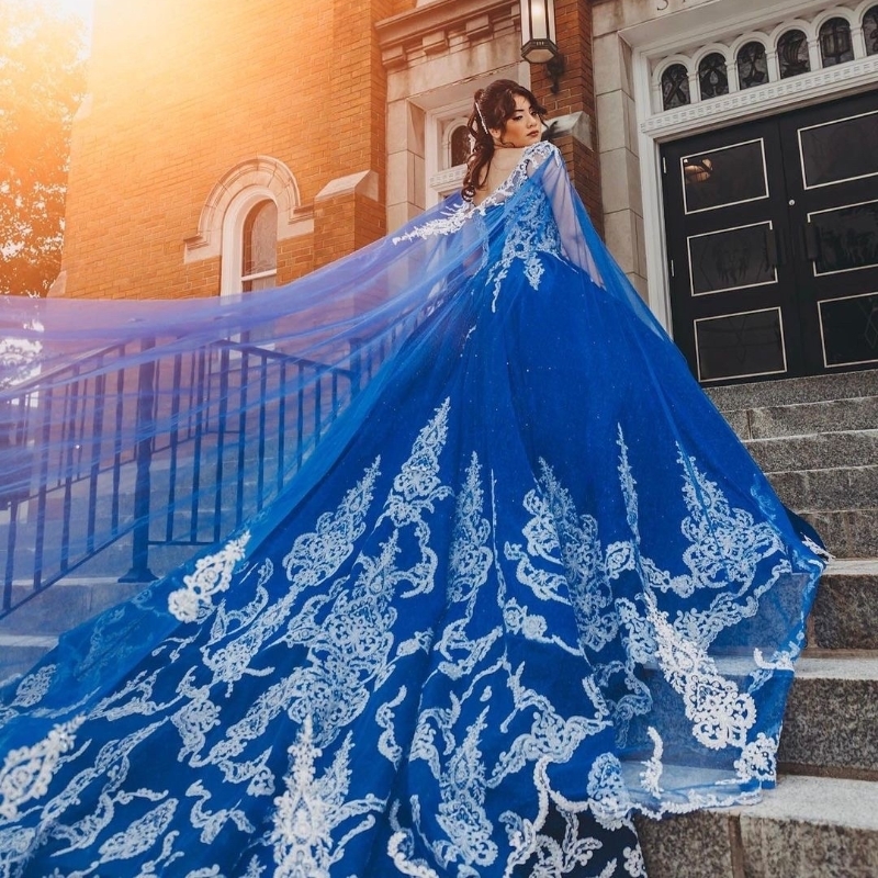 Magnifique robe de Quinceanera bleue brillante, robe de bal en dentelle appliquée, princesse fête d'anniversaire, douce avec Cape gothique, robes de 15