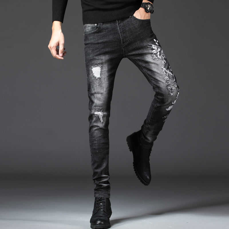 Korea wersja męskie Wysokiej jakości czarne dżinsy rozryte szczupłe dżinsy lekkie luksusowe smoki haftowe dżinsy seksowne uliczne dżinsy; HKD230829