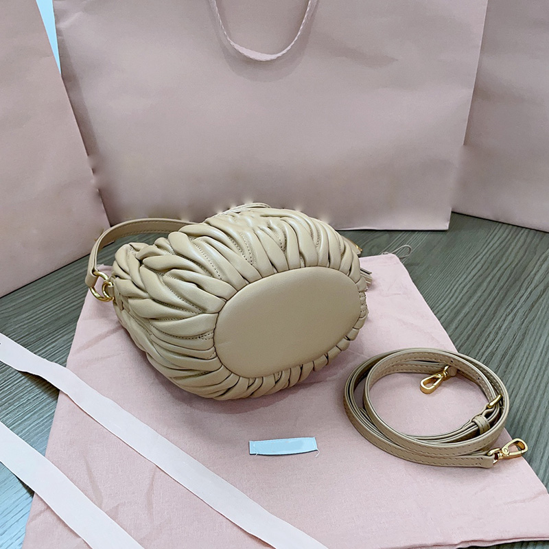 Женские кожи ковша дизайнер Crosboody Bags мягкая ягнята розовая белая сумка для плеч модная леди мини -платье с коробкой