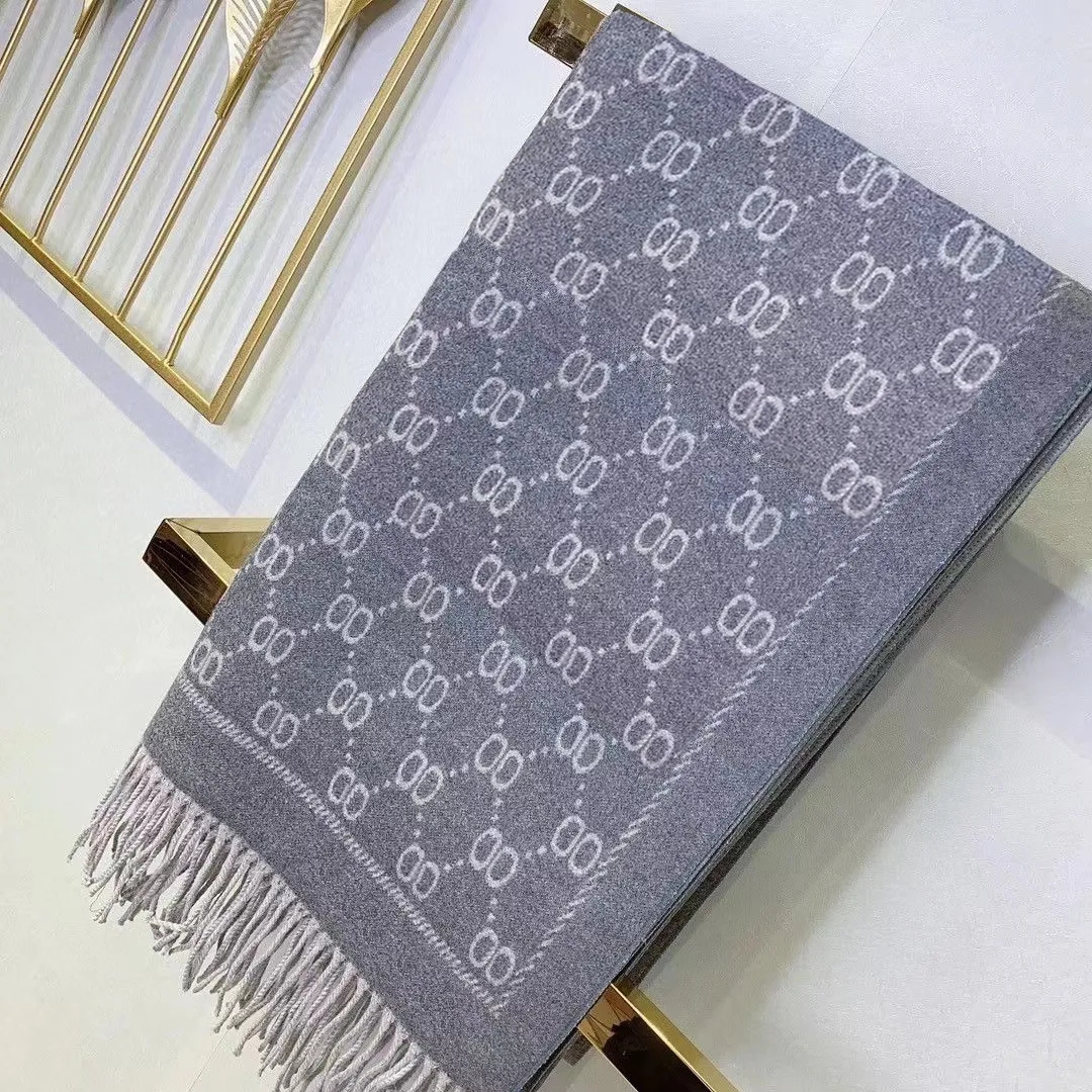 Neu eingetroffener Marken-Luxus-Designer-Schal für Damen und Herren, stilvoller Kaschmir-Schal mit Buchstaben-Aufdruck, weicher, warmer Schal mit Etikett, lange Schals für Herbst und Winter