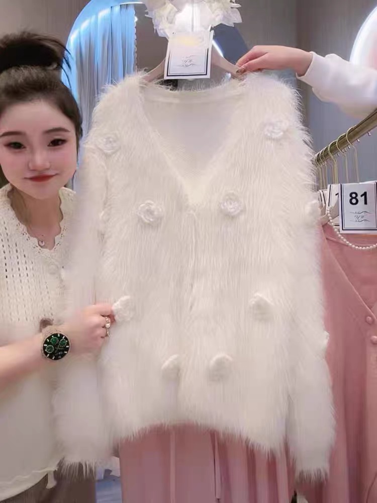 Plush Camellia Sweater Women's 2023 Autumn/Winter French Celebrity Little Fragrance V-Neck Knitted Cardigan Coat Thick