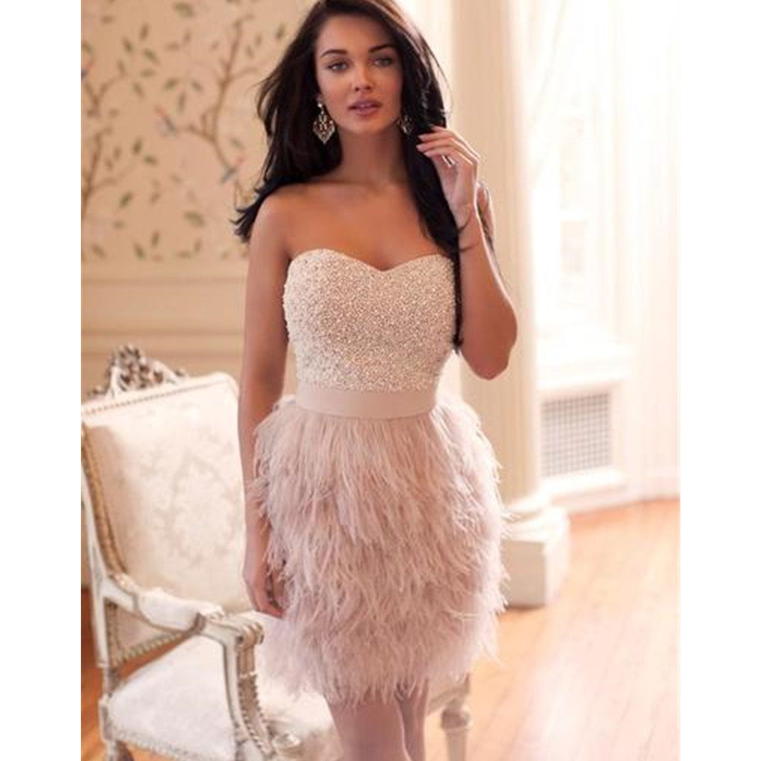 2023 Luxurious Arabic Cocktail Dresses Feather Crystal Beaded Short Mini Strapless Sheath Evening Prom Party Dress Homecoming Gowns Cutaway Sides