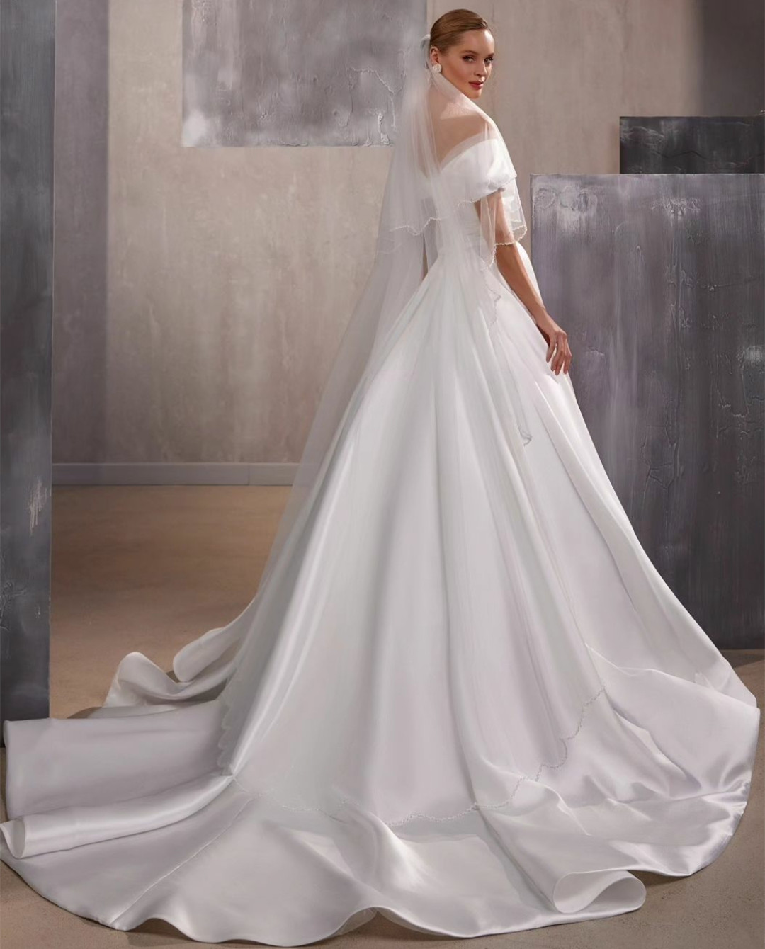 Elegante lange Satin-Brautkleider mit V-Ausschnitt, plissiert, kurzärmelig, Sweep-Zug, Vestido Noiva Praia, Boho-Brautkleid, A-Linie, Brautkleid mit Schärpe für Damen