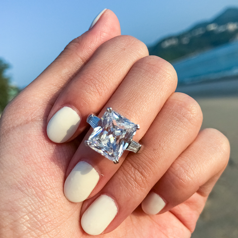 Anello con diamante da 5 carati di lusso europeo e americano di alta qualità Anello con zircone di lusso leggero a taglio radiante in argento 925