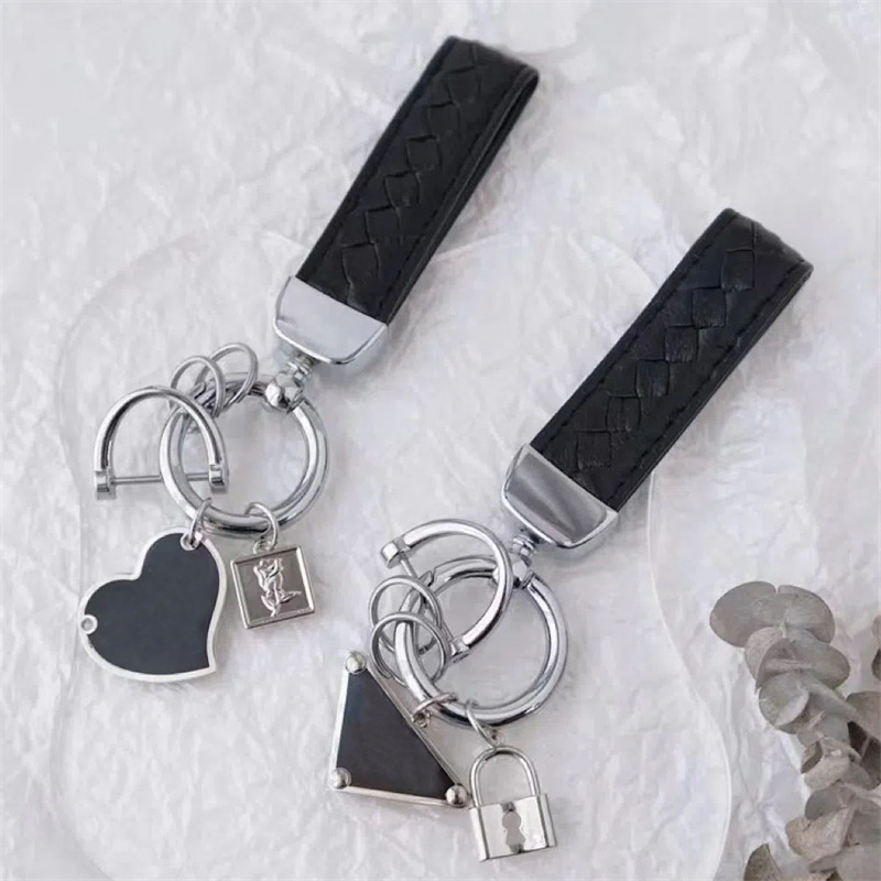 Designer Keychains Classic Exquisite Lanyards Men Luxury Leather Car Key Chain Womens Fashion Heart Key Ring Bags Pendant265s