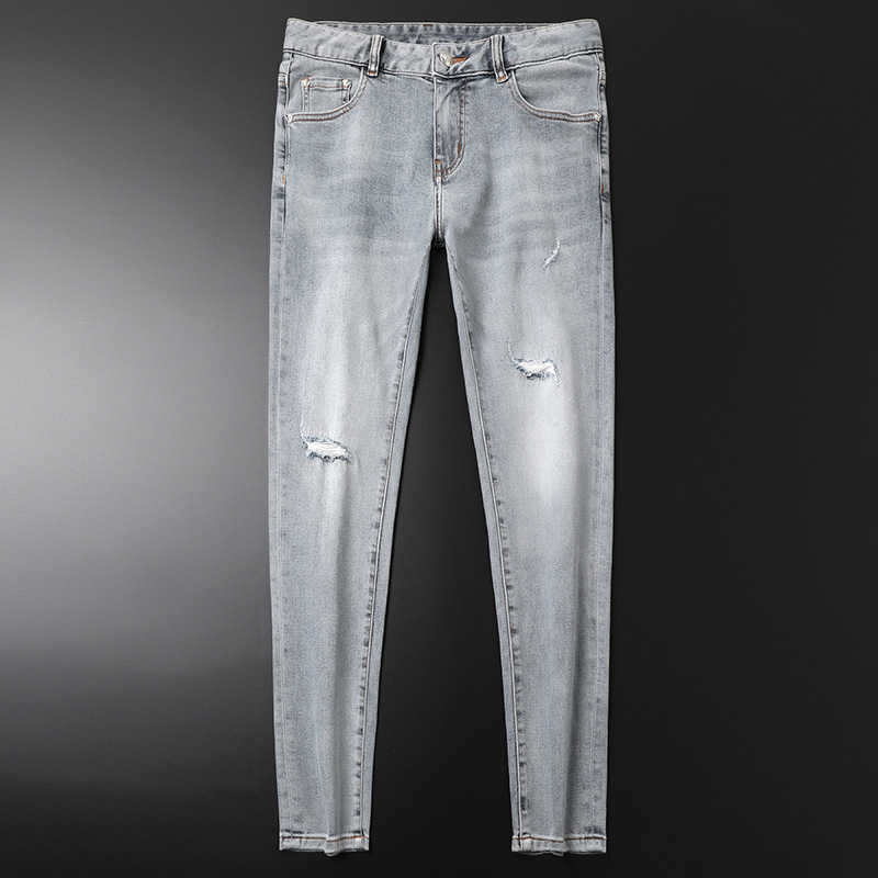 Jeans de jeans masculino Marca de jeans de jeans azul claro perfurado Primavera e calça masculina bordada de outono 8a3x
