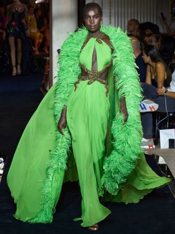 Modellen dök upp i den senaste lanseringen av varumärket Zuhair Murad 2023, klädd i en grön aftonklänning dekorerad med diamanter och en kappa med fjädrar på utsidan.