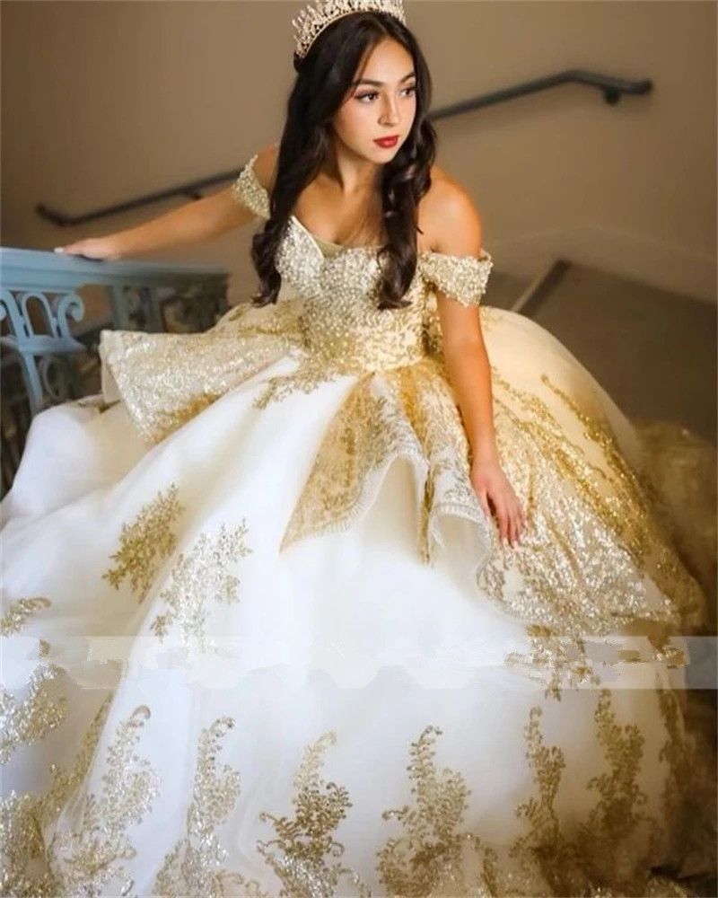 2023 Sexy baljurk Quinceanera jurken bruidsjurken gouden lovertjes kant tule uit schouderapliques kristal kralen peplum zoet 16 jurk sweep trein gelaagd trein