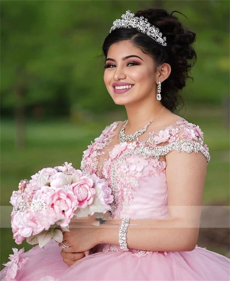 2023 Ball Gown Abiti Quinceanera Abiti da sposa Tulle rosa Maniche ad aletta Appliques in pizzo Perline di cristallo Fiori fatti a mano Sweet 16 Dress Sweep Train Tiered Hollow Back