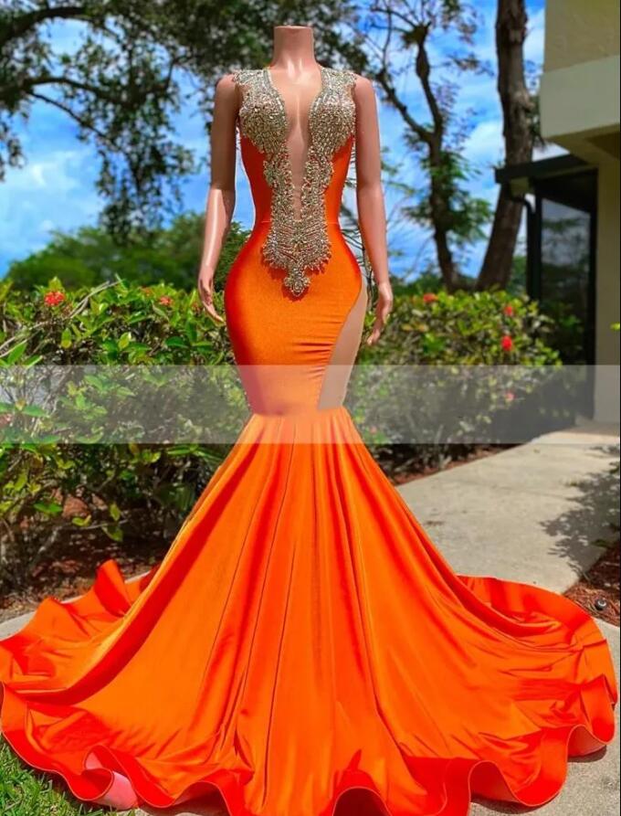 2023 Arabiska promklänningar Luxuriska kristallpärlade Rhinestone Orange Deep V Neck Evening Dress Mermaid Formella festklänningar Öppna är ärmlös GJ0302