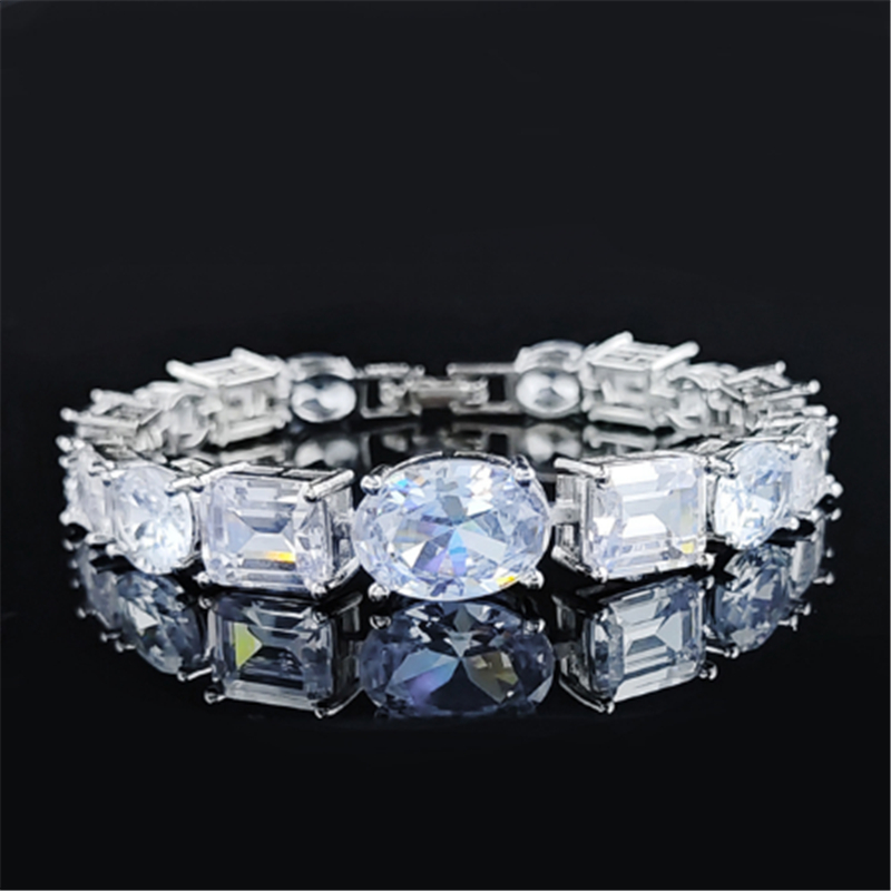 Värdefull Emerald Cut Lab Diamond Bangle Armband 14K Guldengagemang Bröllopsarmband för kvinnor Bridal Trendiga festsmycken