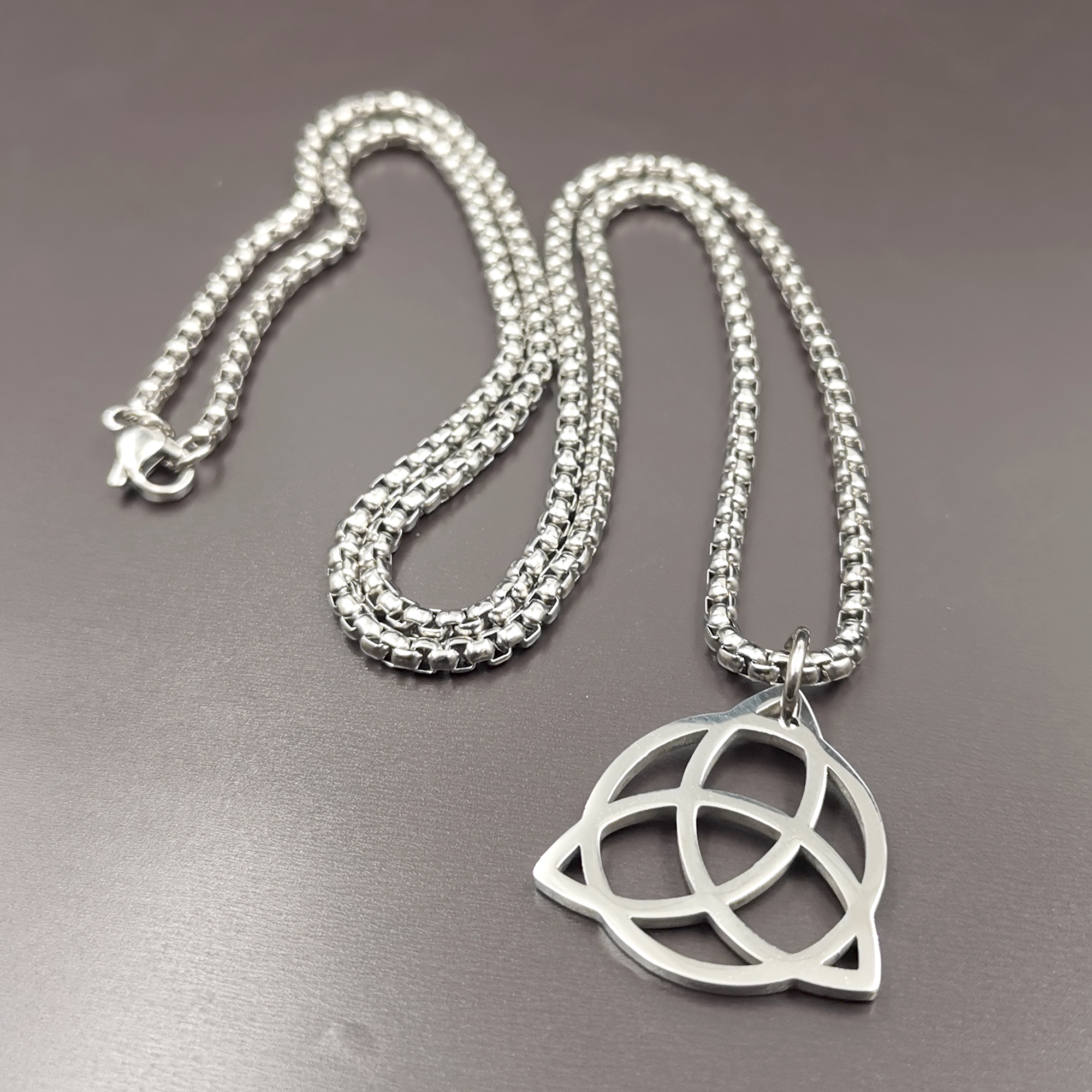 Для мужских женщин Cool Celtic Trinity Knot Collece Collece Penne Stane Steel Steel Chain 24 -дюймовый серебро выбрать стиль цепей