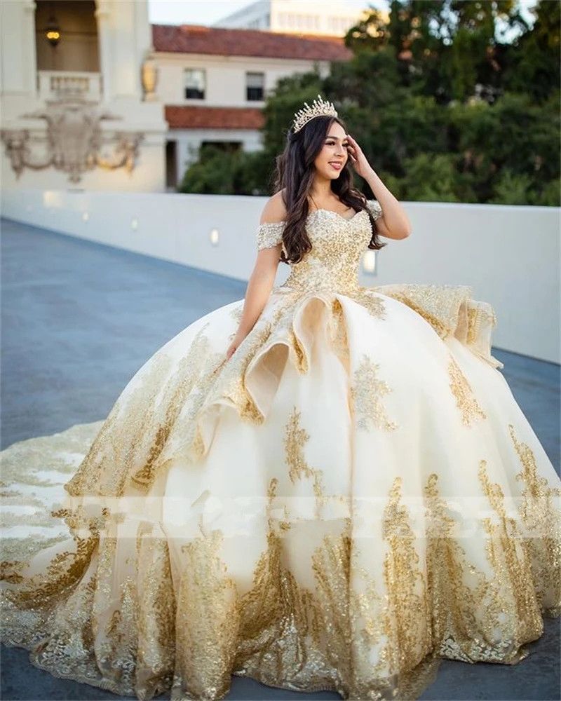 2023 Sexy baljurk Quinceanera jurken bruidsjurken gouden lovertjes kant tule uit schouderapliques kristal kralen peplum zoet 16 jurk sweep trein gelaagd trein