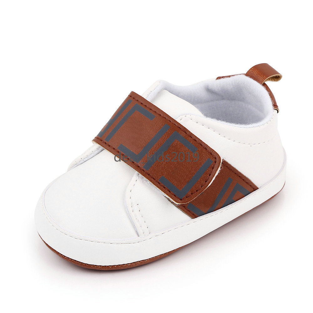 Noworodka pierwsza spacerowiczów klasyczne buty dla niemowląt chłopcy pu skórzane buty miękkie samotne niemowlęcia trampki