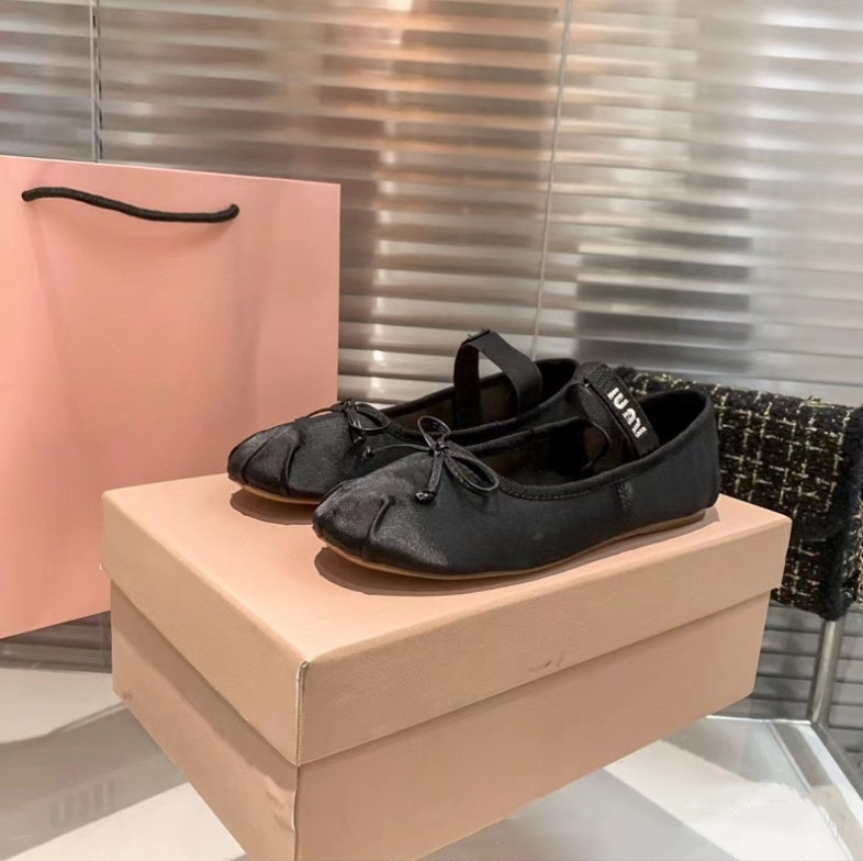 2023 moda luksusowa sukienka designerska buty kobiety różowe buty baletowe buty damskie butów francuskie satynowe buty płaskie Mary Jane Flat Buty jasnoniebieski rozmiar 34-40 EUR