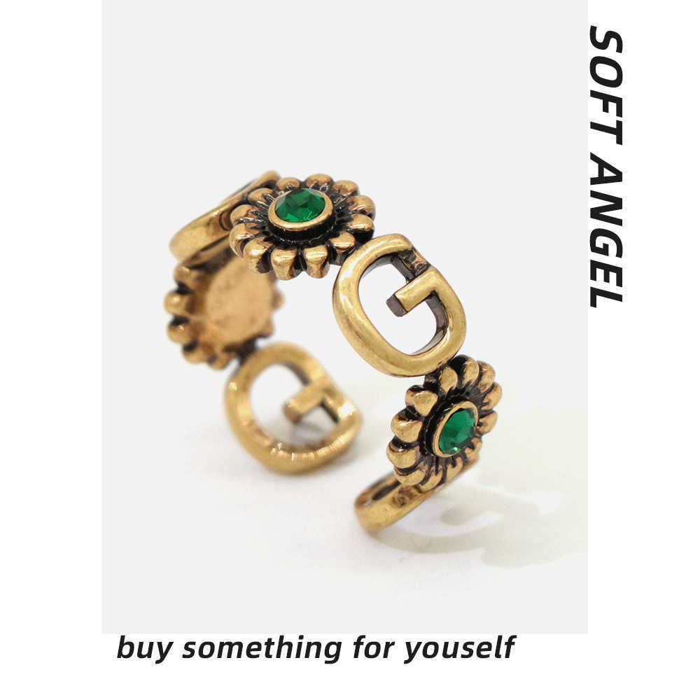 70% rabatt på 2023 Ny lyxig högkvalitativ modesmycken för sommargåva Ancient Family Ring Emerald med Gold Hollow Out Metal Texture Light Extravagant Open Ring