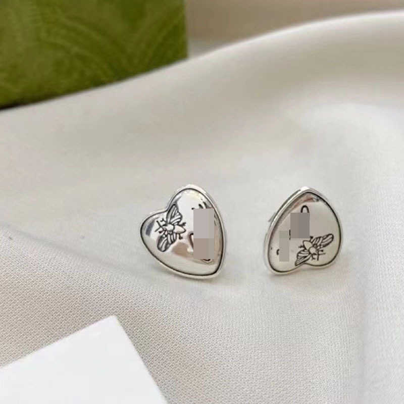 80% rabatt 2023 Nya lyxiga högkvalitativa modesmycken för sterling silver snidade fjärils hjärta Enkla män och kvinnors örhängen
