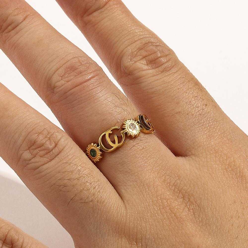 20% de réduction sur tous les articles 2023 Nouveaux bijoux de mode de luxe de haute qualité pour Daisy en acier inoxydable titane bronze double fleur ensemble bague de couple en zircon