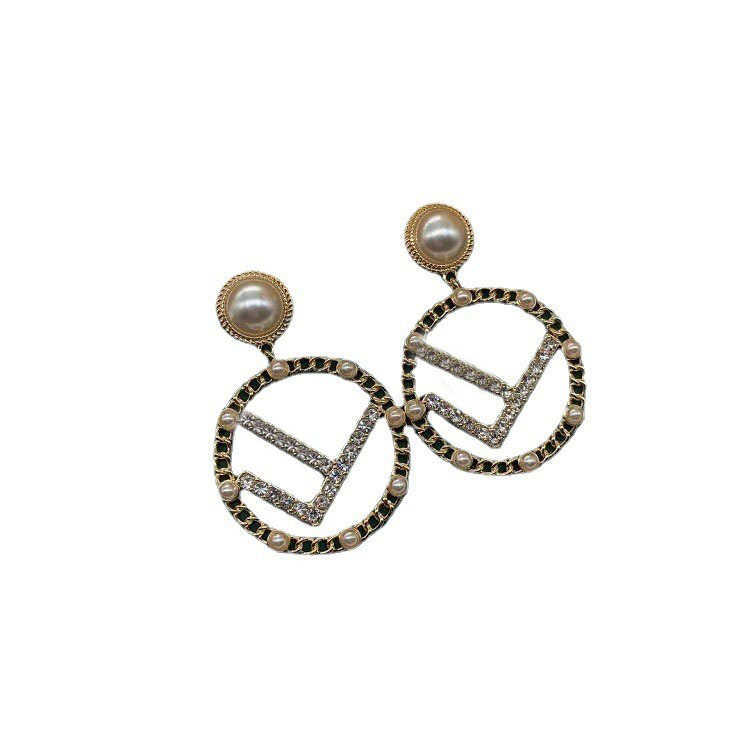 20% DI SCONTO 2023 Nuovi gioielli di moda di lusso di alta qualità orecchini di perle rotonde orecchini ad ago in argento versione alta in ottone femminile