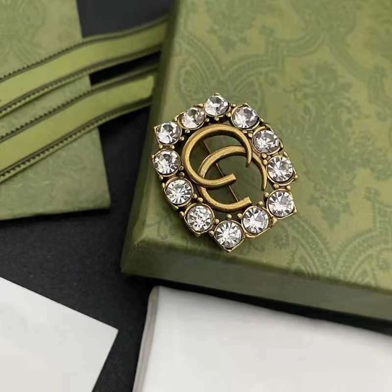 Topp designer smycken stil mässing inlagd diamant klassiska brosch bokstäver höst och vinter mångsidig personlig corsage