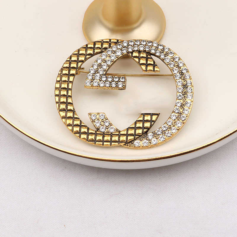 Europeiska och koreanska enkla familjens geometriska dekorativa brosch personaliserade diamant inlagda tillbehör silkes halsduk brosch högkvalitativ lyxsmycken