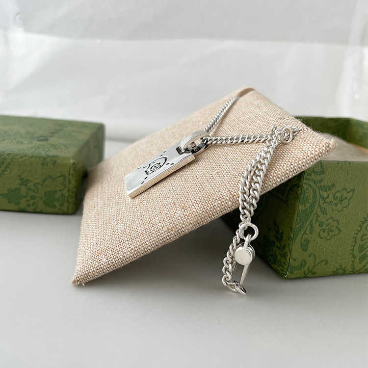 20% rabatt på alla artiklar 2023 Nya lyxiga högkvalitativa modesmycken för Silver Skull Square Necklace Fairy Sweater Chain Men and Women Simple Lovers