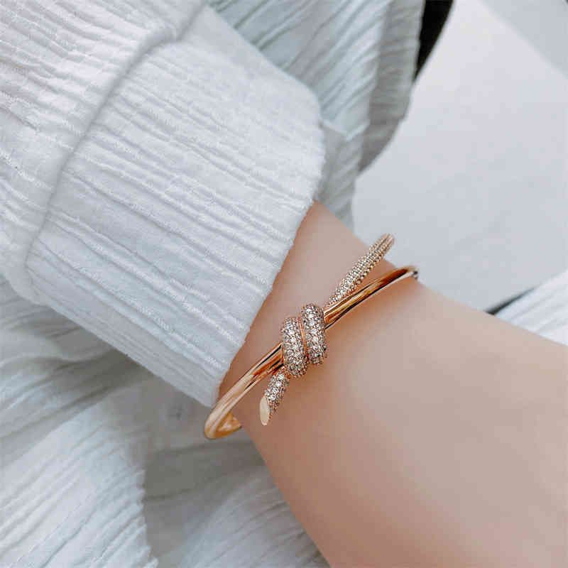 Female designer bracelet gold bracelet ladies stainless steel bracelet double rope ladies several 18K gold and silver shiny crystal diamond bracelet jewelry.