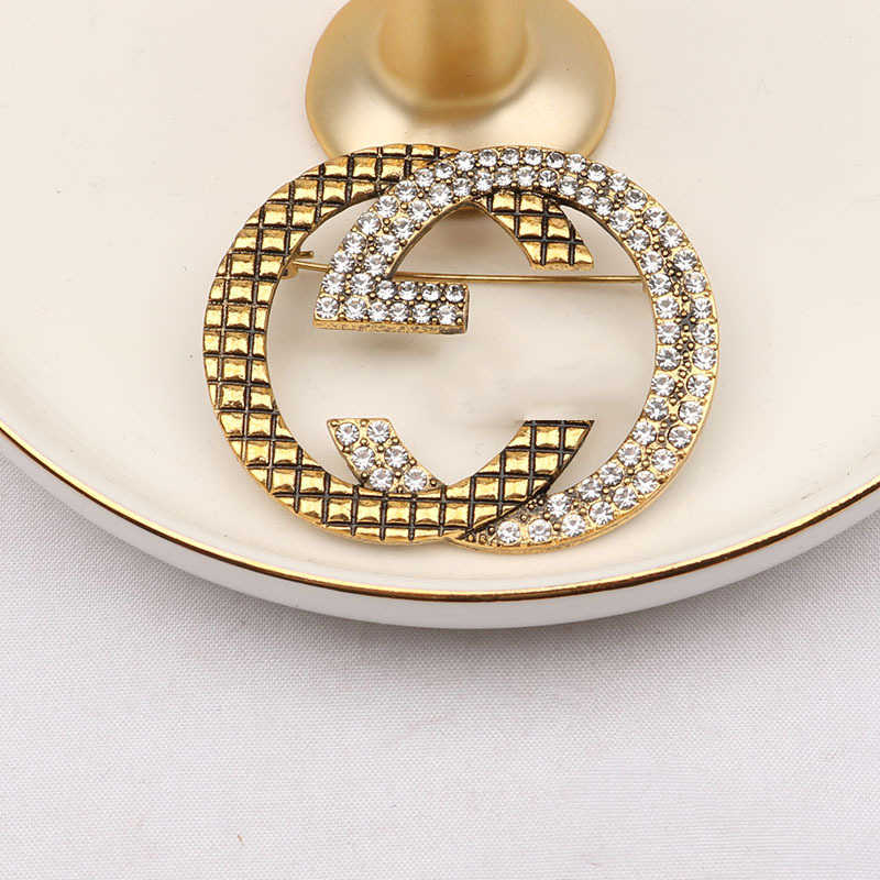 Europese en Koreaanse eenvoudige familie geometrische decoratieve broche gepersonaliseerde diamant ingelegde accessoires zijden sjaal broche hoogwaardige luxe sieraden