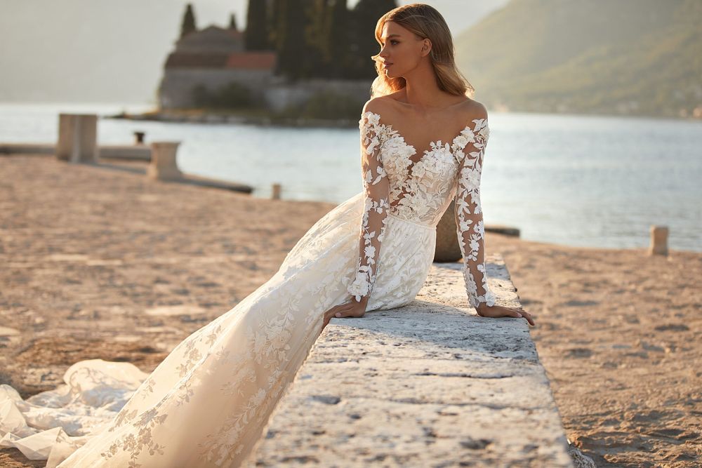 Charmig Beach Linia Suknie ślubne dla panny młodej Boho BUHO Długie rękawy koronkowe kwiaty Sheer Jewel Neck Back Back Court Train Bridal Suknia Vestidos de novia