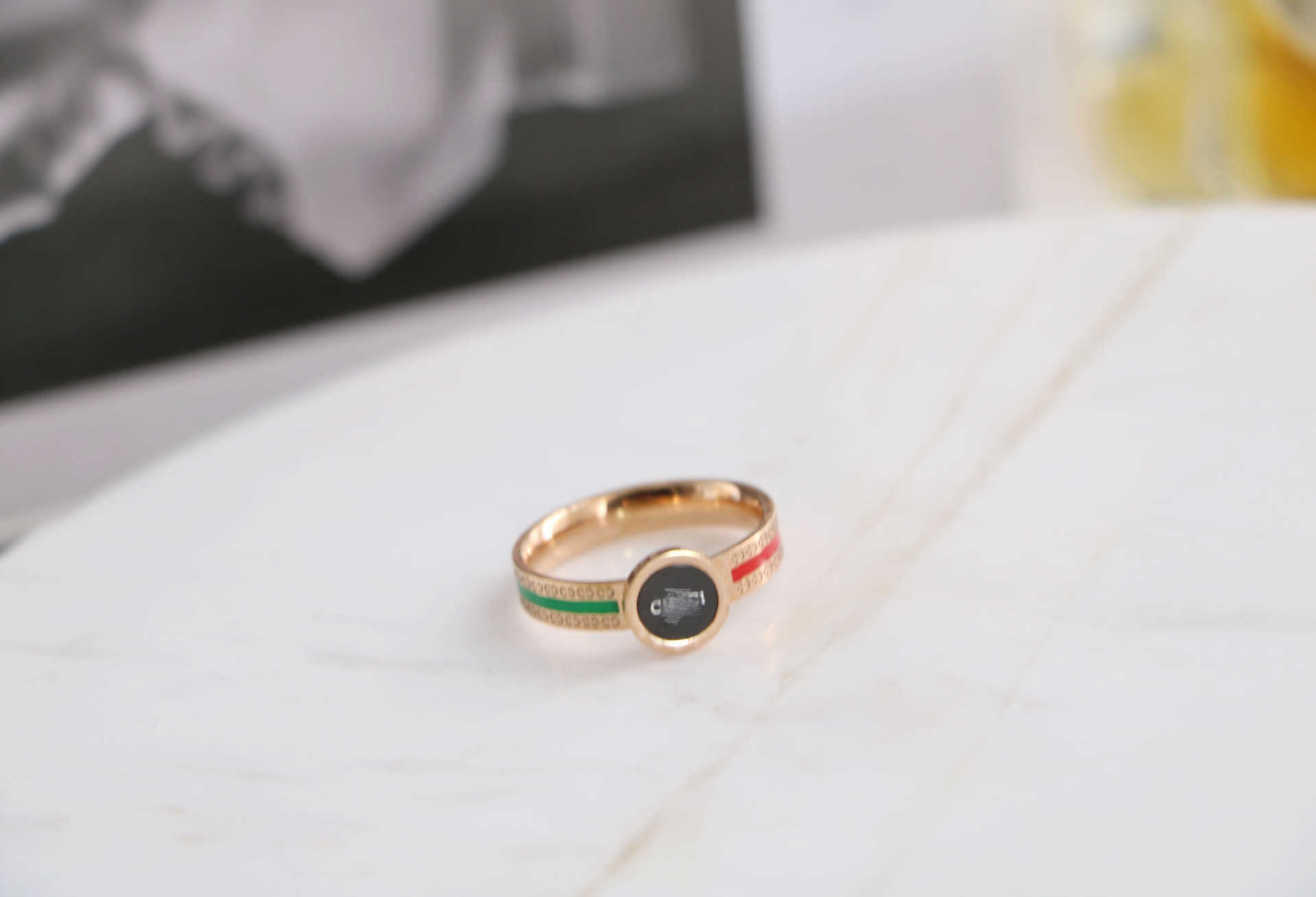 2023 nueva joyería de moda de lujo de alta calidad para el anillo fino de color de la familia antigua de acero de titanio envejecido para hombres y mujeres