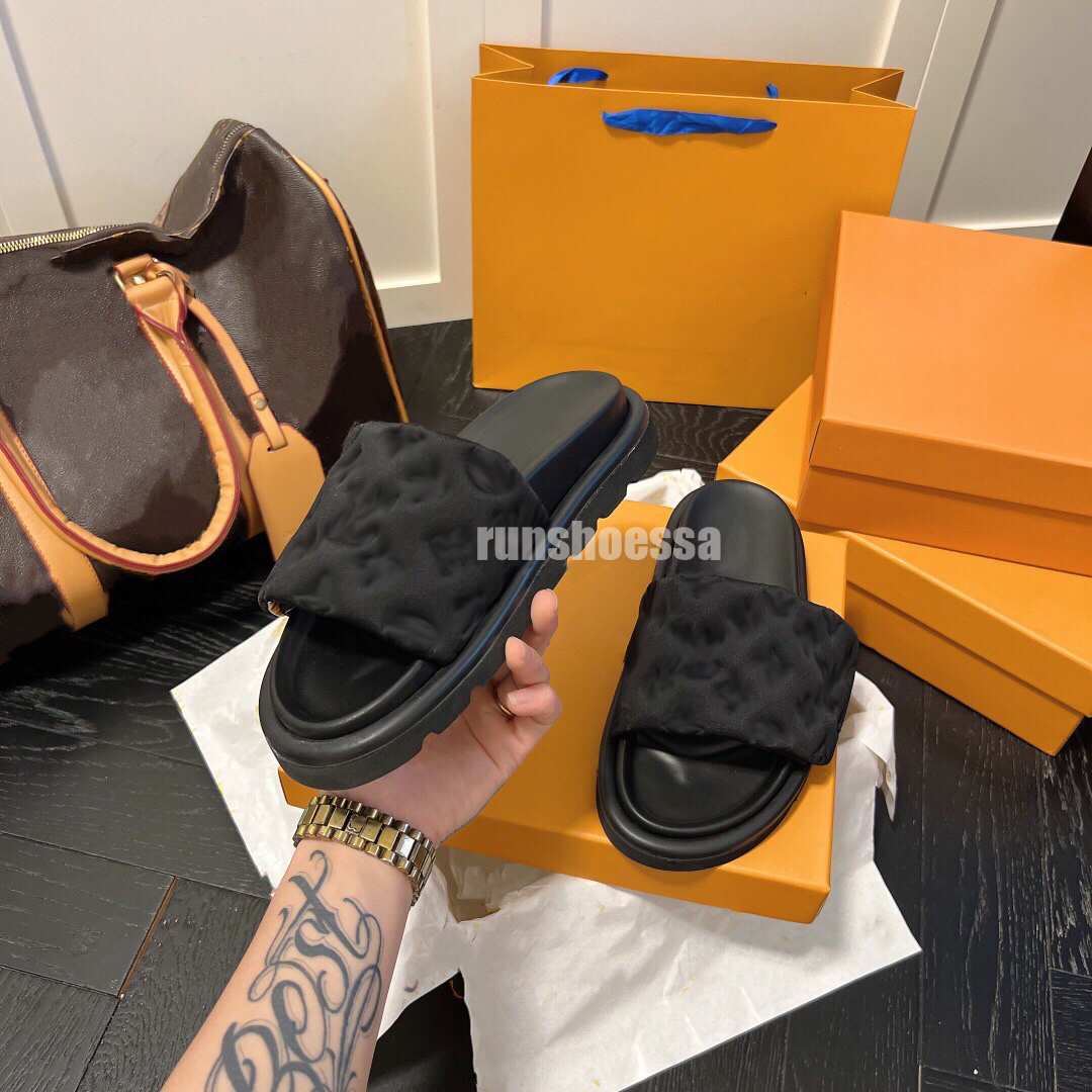 2023 Poolkudde Mules Dam Designers Sandaler Solnedgång Platt Komfort Mules Vadderade främre rem Tofflor Fashionabla Lätt att bära Style Slides storlek 35-44 män damskor