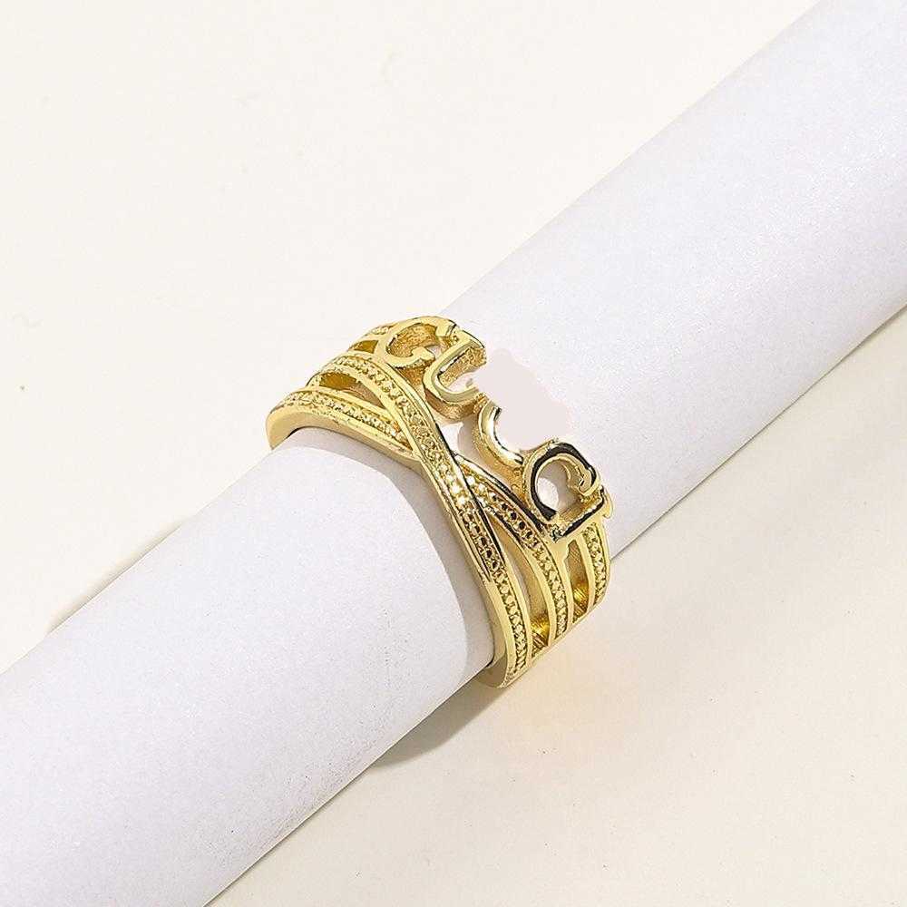 Ontwerp luxe sieraden breed messing vergulde echt goud vrouwelijk oude familie holle handdecoratie eenvoudige wijsvinger ring