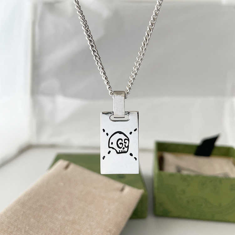 20% rabatt på alla artiklar 2023 Nya lyxiga högkvalitativa modesmycken för Silver Skull Square Necklace Fairy Sweater Chain Men and Women Simple Lovers