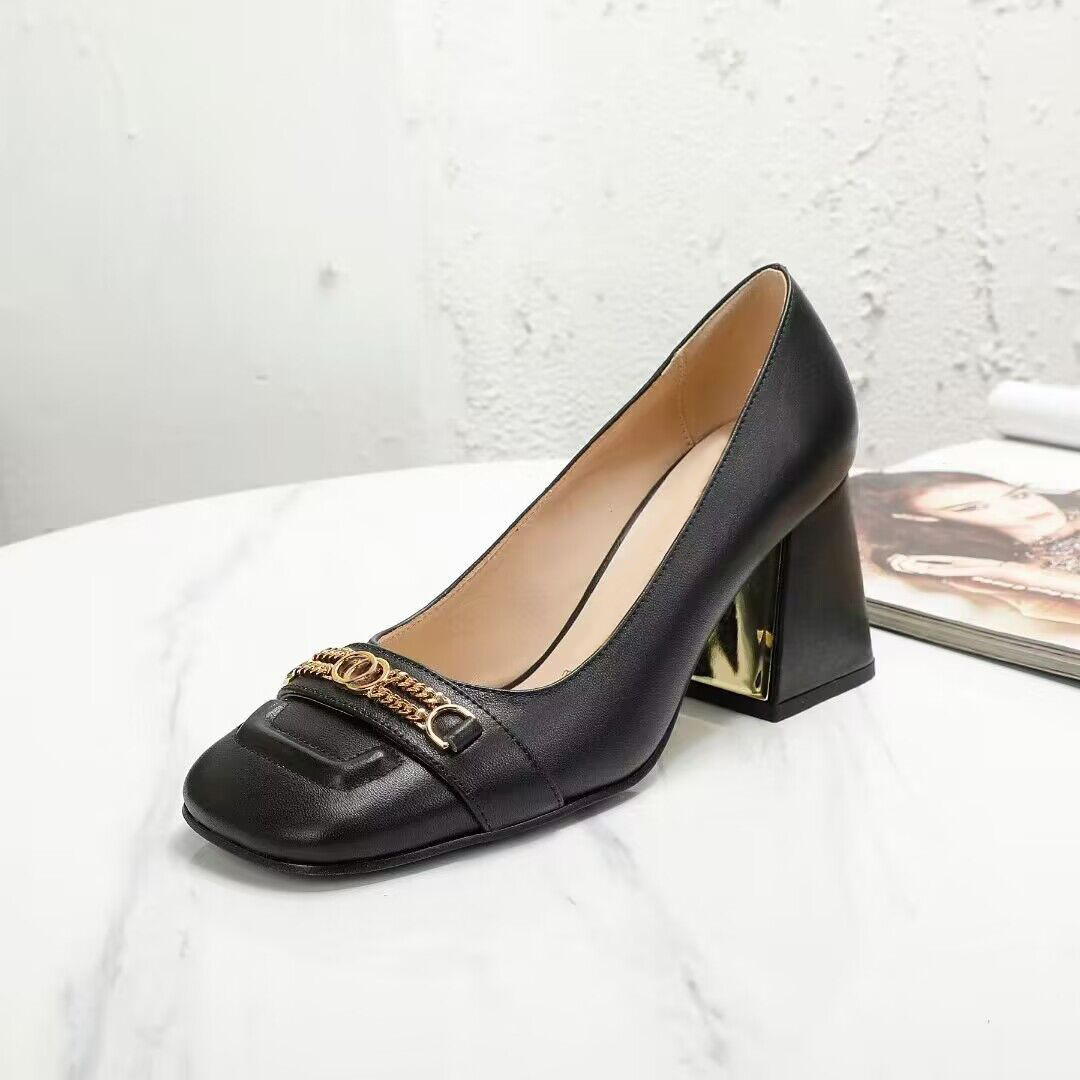 Klasik Elbise Ayakkabı Yüksek Topuklu Tekne Ayakkabı Tasarımcı Ayakkabı Deri Kalın Topuk Topuklular% 100 Cowhide Metal Düğmesi Noktalı Zincir Kadın Ayakkabı Büyük Boyut 34-42 US5-US11 Kutu
