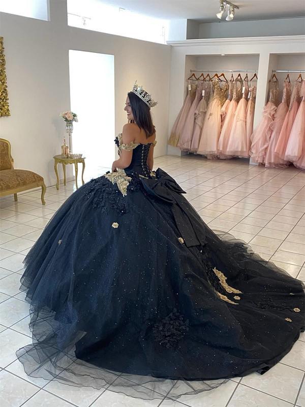 2023ボールガウンQuinceanera Dresses Bridal Gowns Black Tulle Off Sleeves Lace Aptliques Crystal Beads Hand Flower