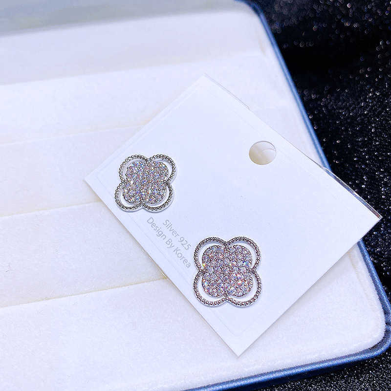 Charm Still End Designer CZ Crystal Clover Stud أقراط للنساء المطلي بالبلاتين المجوهرات الزركونيا G230307