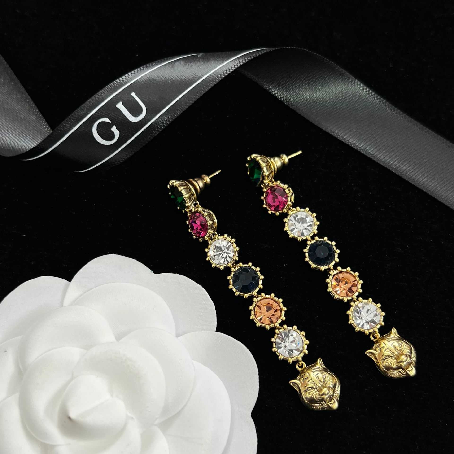 Commercio all'ingrosso della fabbrica 2023 nuovi gioielli di moda di alta qualità di lusso il nuovo braccialetto con doppia collana di diamanti color caramella orecchini con nappa testa di tigre femminile