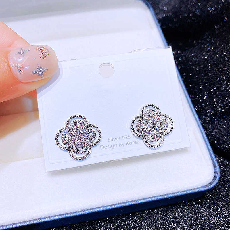 Charm Still End Designer CZ Crystal Clover Stud أقراط للنساء المطلي بالبلاتين المجوهرات الزركونيا G230307