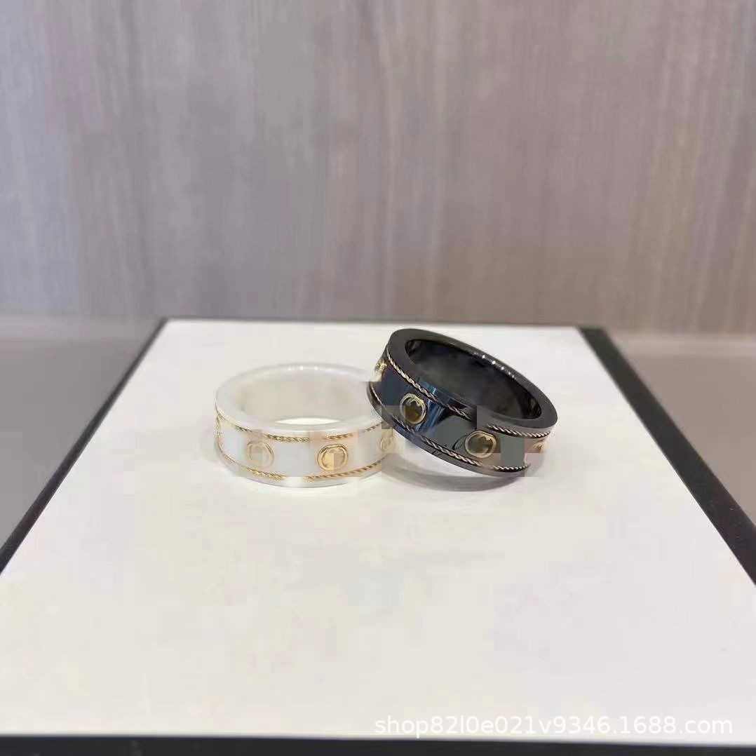 2023 Novas jóias de moda de alta qualidade de luxo para massa de cerâmica em preto e branco Twists Twists Gold Double Sudedent Casal Ring