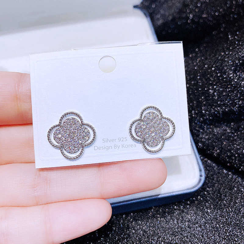 Charm Still End Designer CZ Crystal Clover Stud أقراط للنساء المطلي بالبلاتين المجوهرات الزركونيا G230307