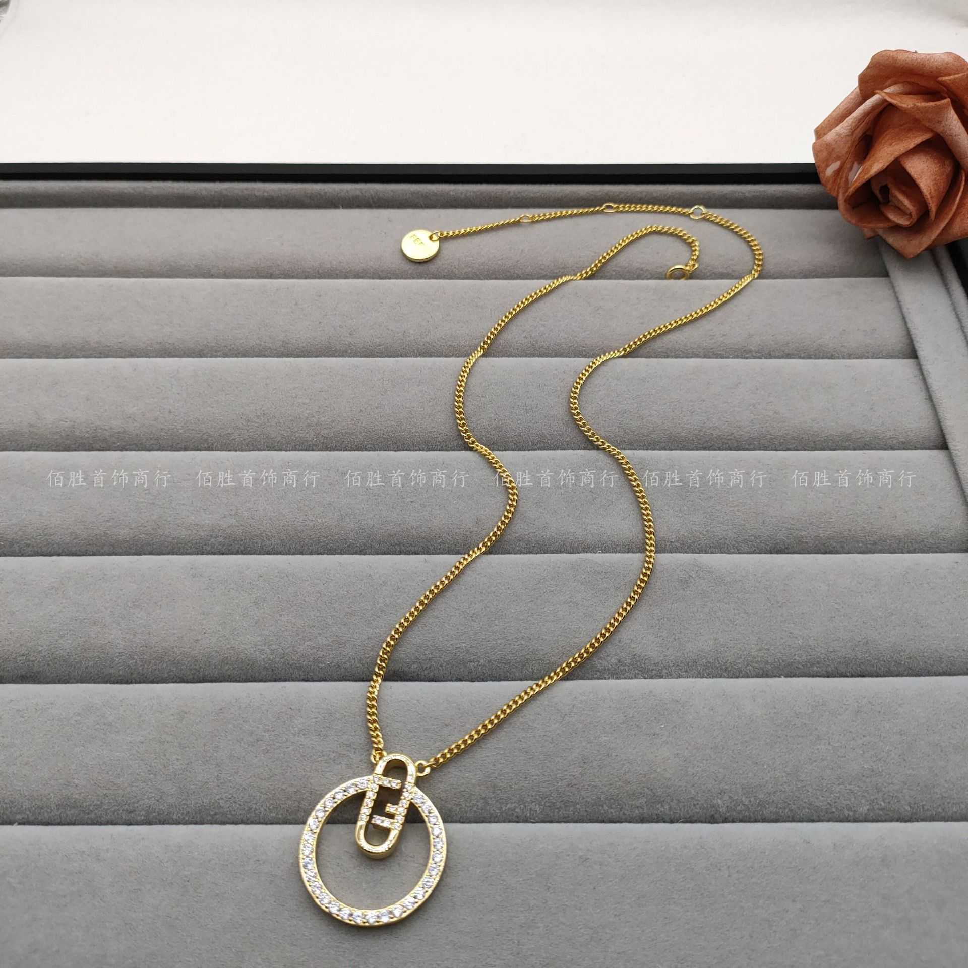 60% korting op 2023 Nieuwe luxe hoogwaardige mode-sieraden voor trend Persoonlijkheid Simple Round Hollow-out ketting net rood hetzelfde type ins