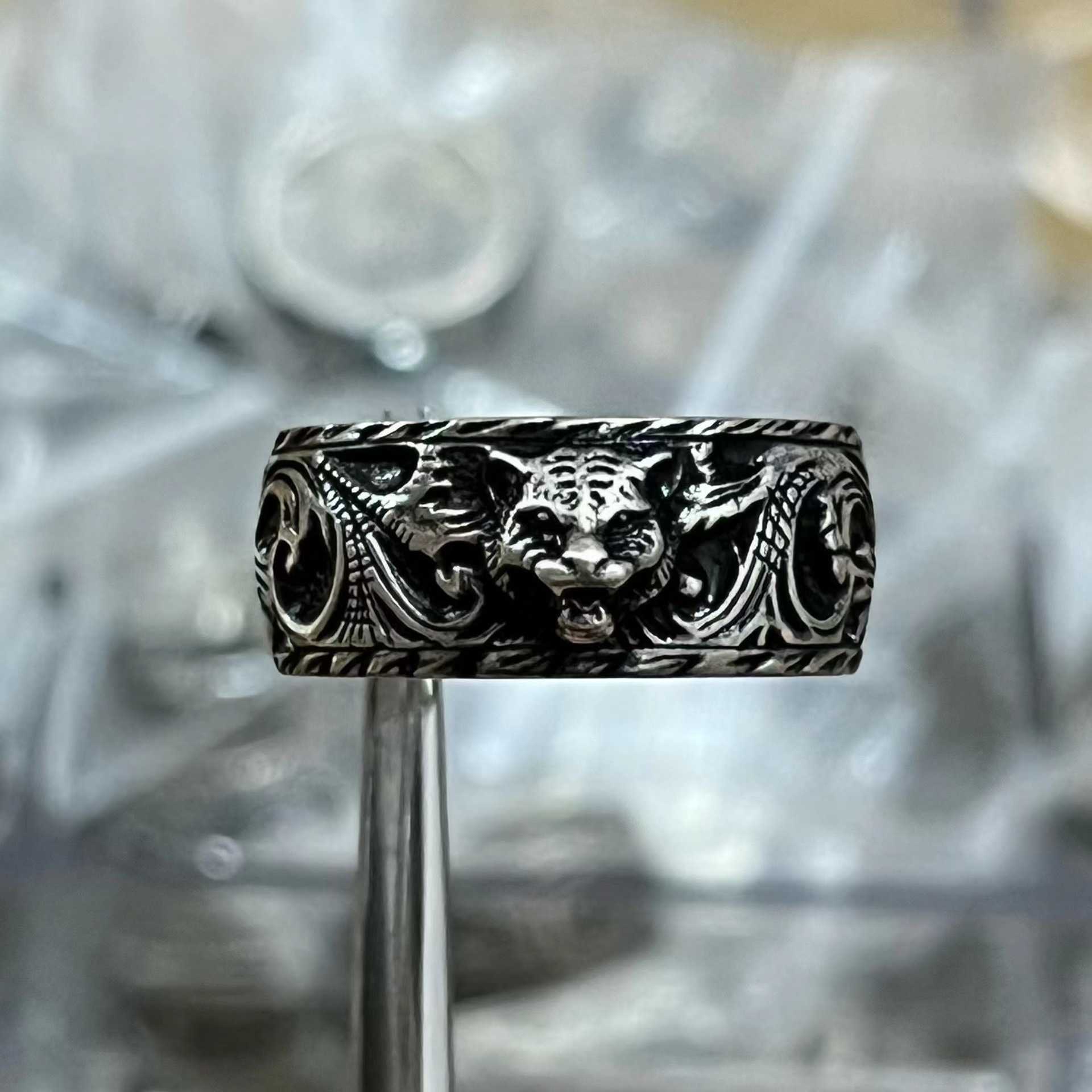 95% rabatt 2023 Nya lyxiga högkvalitativa modesmycken för huvudet dubbla trädgårdsserier Animal Year of the Tiger Dark Coated Rattan Pattern Ring