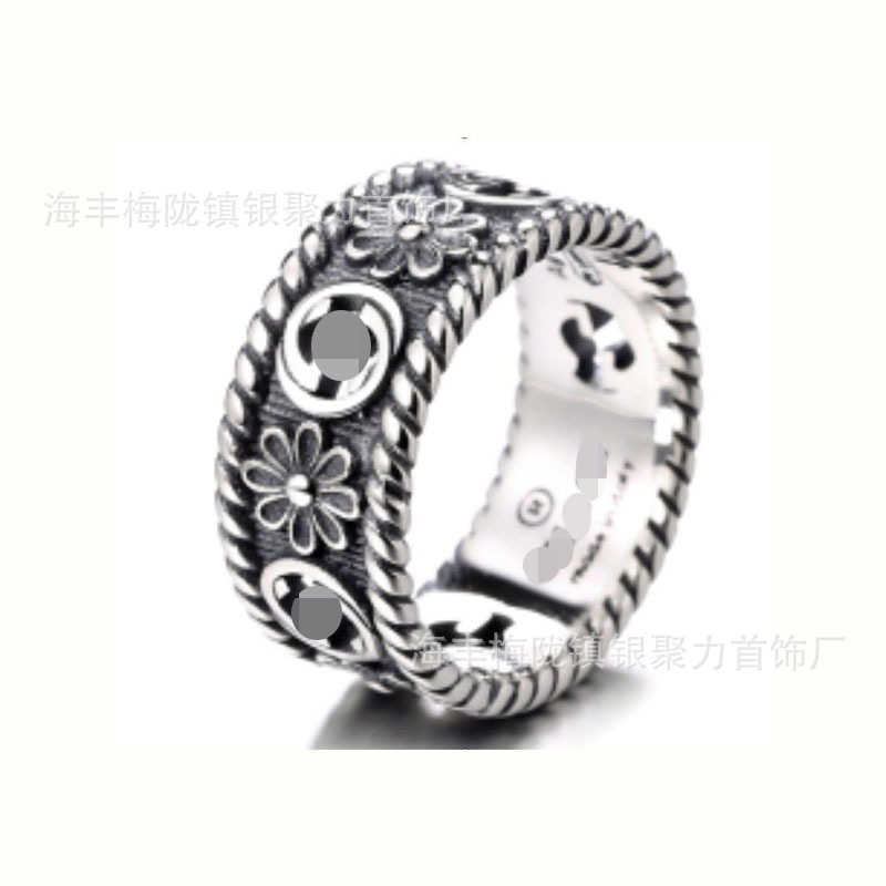 El anillo de plata esterlina está desgastado con una gama completa de anillos Daisy para hombres y mujeres. Joyas de lujo de alta calidad.