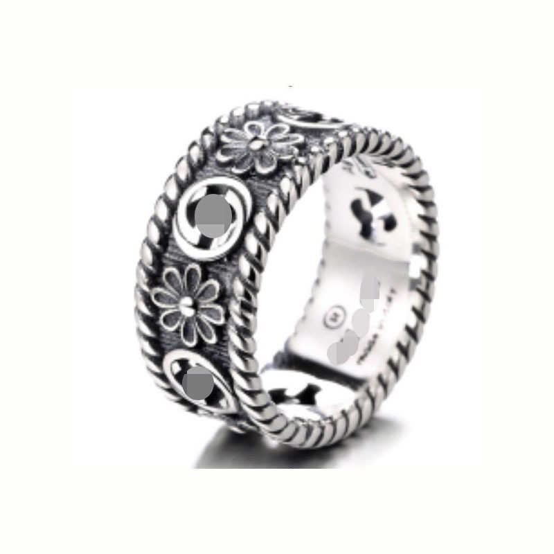 La bague en argent sterling est usée avec une gamme complète de bagues Daisy pour hommes et femmes. Bijoux de luxe de haute qualité.