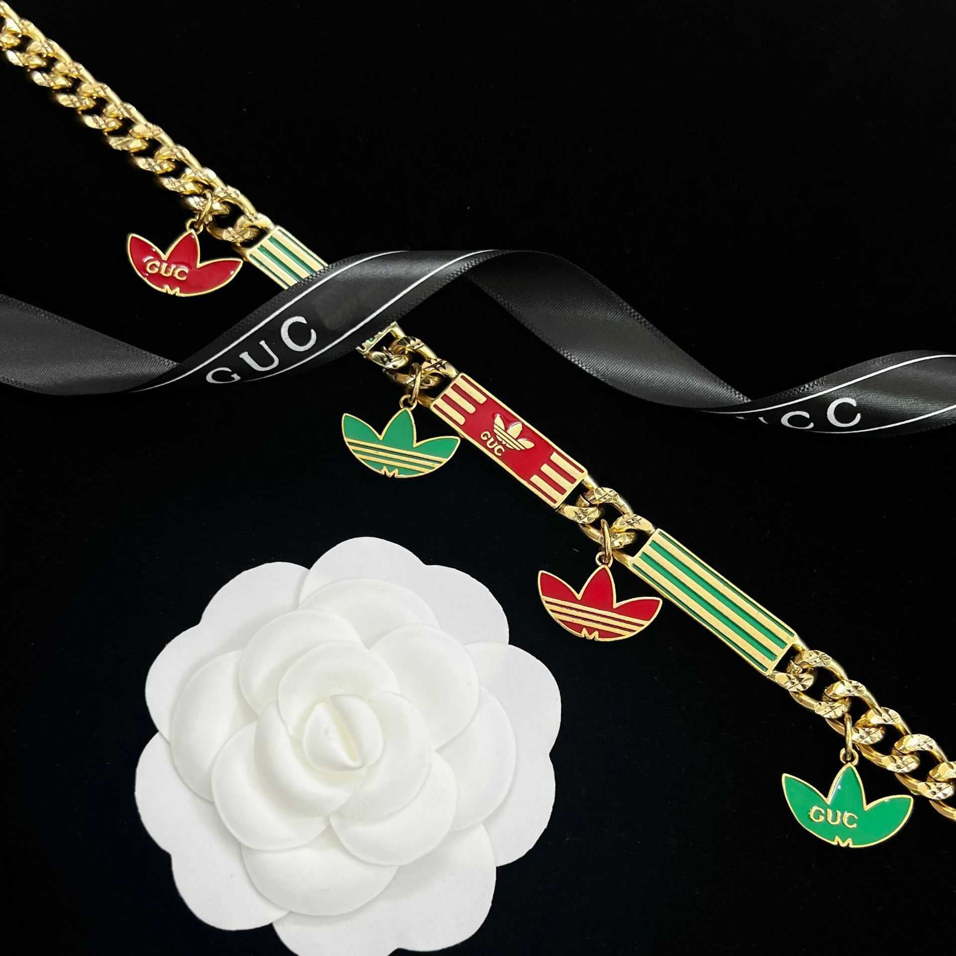 Top designer jewelry family's high-quality clover designed by female collarbone chain is simple and versatile